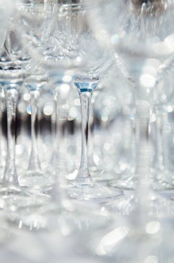 Birçok boş şampanya bardağı masanın üzerine