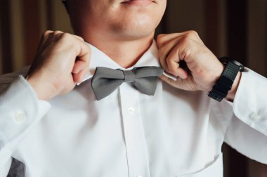 Damat üzerinde beyaz bir gömlek kravat bağlama