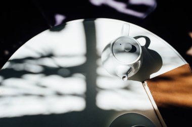 Gölgeler beyaz bir tablo gözlük ve bir buket