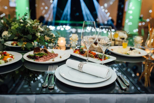 Luxury, elegant wedding reception table arrangement, floral centerpiece — Stock Photo, Image