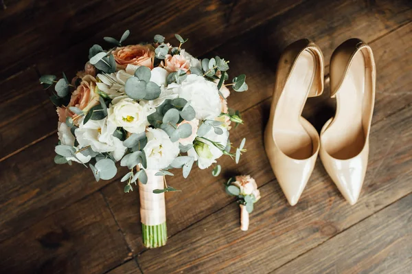 Doğal çiçek bir buket ile birlikte Gelin Ayakkabı — Stok fotoğraf