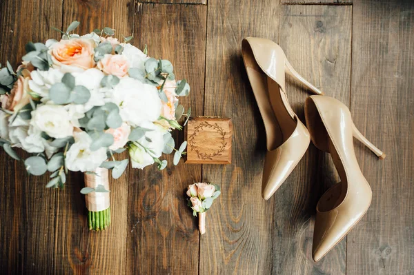 Schoenen voor de bruid samen met een boeket van natuurlijke bloemen bruiloft — Stockfoto