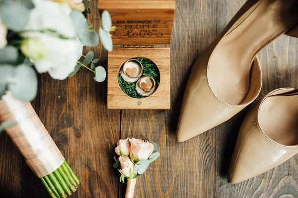 Schoenen voor de bruid samen met een boeket van natuurlijke bloemen bruiloft — Stockfoto