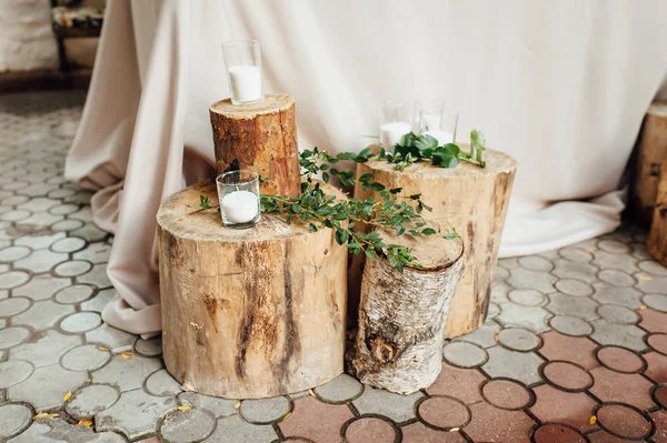 Décor de mariage rustique sur fond bois. Cadre principal de la table pour les jeunes mariés mariés — Photo