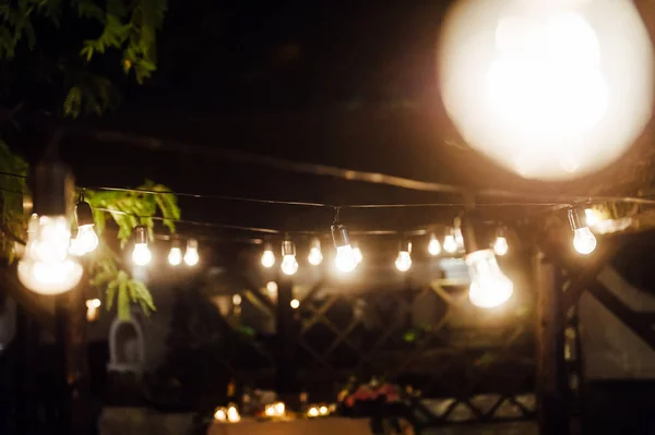 Decoración de bombilla en fiesta al aire libre. Boda — Foto de Stock