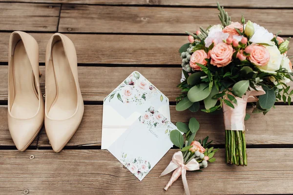 Schoenen voor de bruid samen met een boeket van natuurlijke bloemen bruiloft — Stockfoto