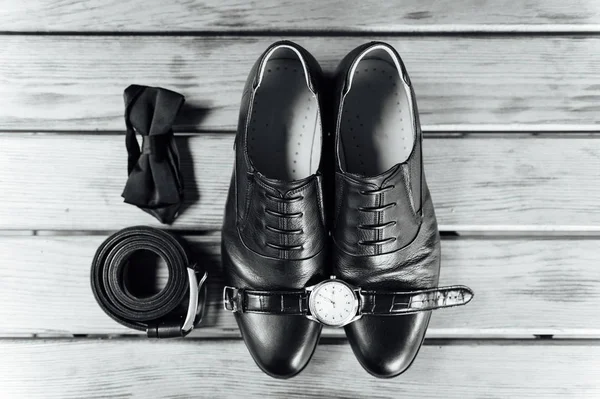 Bräutigam zog sich an. Uhr, Schuhe, Fliege — Stockfoto