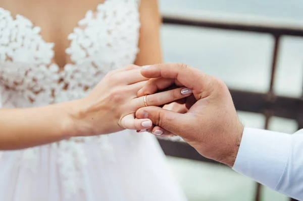 Ženich nosí nevěsta svatební prsten na ceremoniálu — Stock fotografie