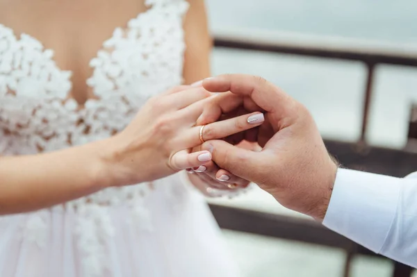 Pengantin pria mengenakan cincin kawin pada upacara pernikahan. — Stok Foto