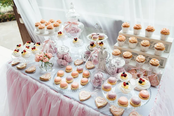 Decorazione e torta per feste di compleanno per bambini. Tavolo decorato — Foto Stock