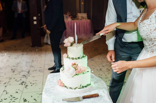 Bröllopsceremonin. Bruden och brudgummen styckning kakan — Stockfoto