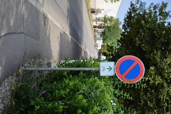 Verkehrswarnschilder für Autofahrer und Fußgänger — Stockfoto