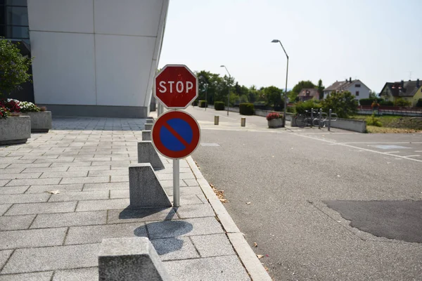 Verkehrswarnschilder für Autofahrer und Fußgänger — Stockfoto