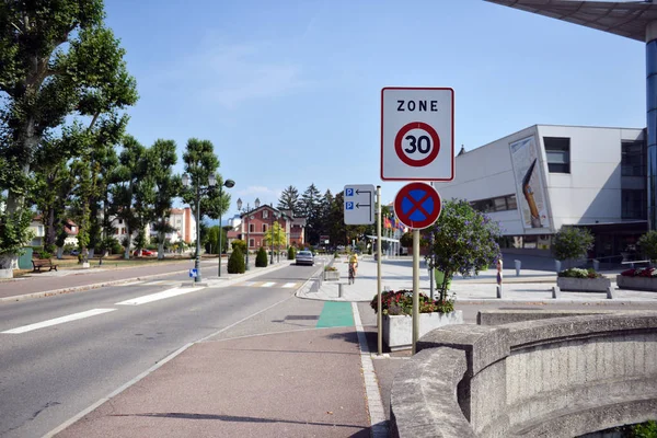 Verkehrswarnschilder für Autofahrer und Fußgänger — Stockfoto