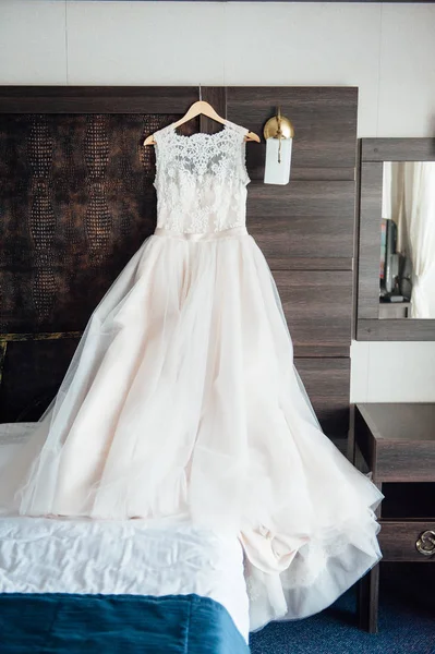ウェディング ドレスと花嫁の朝用アクセサリー — ストック写真