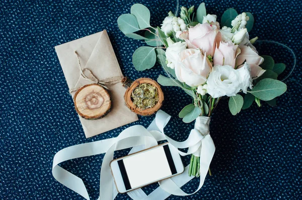 Esküvői csokor, gyűrűk, gyűrűk, smartphone fadobozban — Stock Fotó