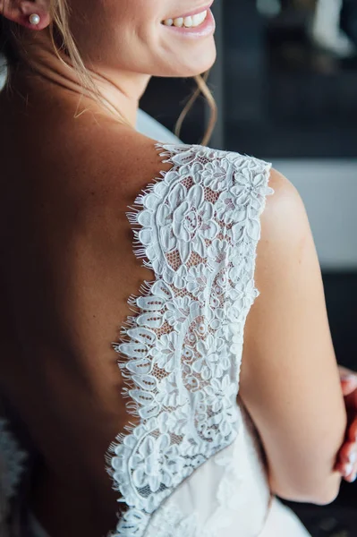 Día de la boda. Hermosa novia. Preparativos. Vestido de novia . — Foto de Stock