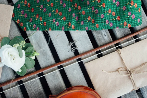 Unikátní Manžetové knoflíčky v podobě houslový klíč leží na housle — Stock fotografie
