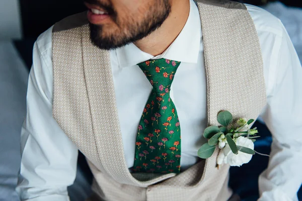 Latijnse man dragen van een stropdas bij ochtend bruiloft voorbereiding — Stockfoto