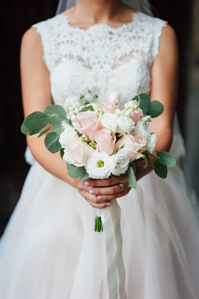 Крупним планом руки нареченої тримають красивий весільний букет — стокове фото