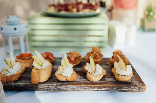 Köstliche Snacks auf dem Hochzeitstisch im luxuriösen Außenrestaurant — Stockfoto