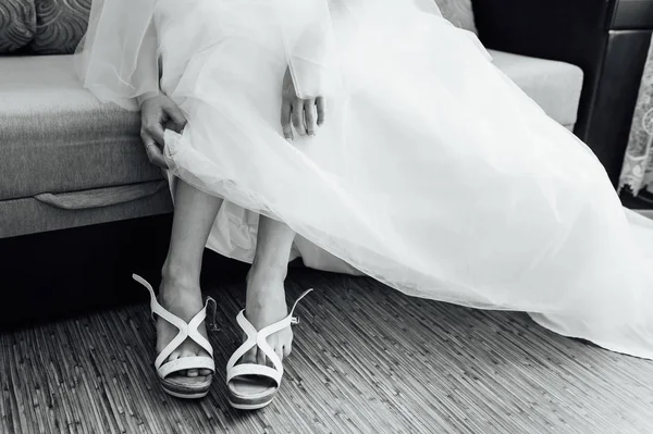Η νύφη βάζει στα άσπρα παπούτσια στα πόδια — Φωτογραφία Αρχείου