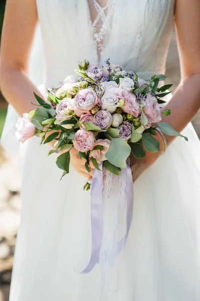 Novia tiene un ramo de bodas, vestido de novia, detalles de la boda —  Fotos de Stock