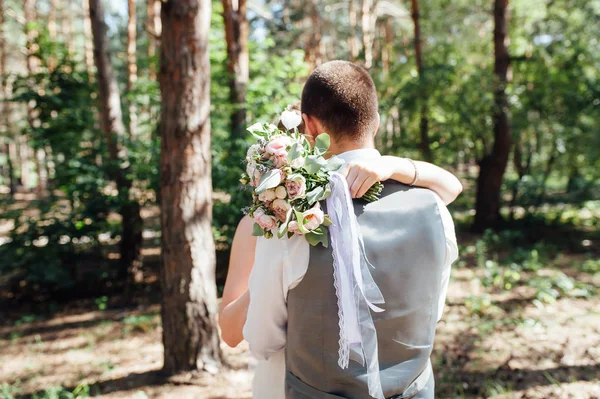 Sposi abbracciare e in piedi nella foresta — Foto Stock