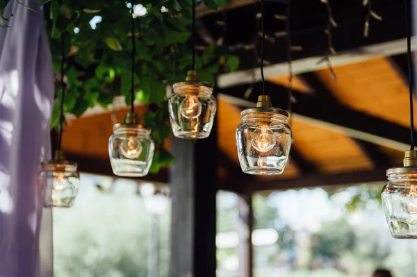 Decoración de la bombilla en la ceremonia de boda al aire libre — Foto de Stock