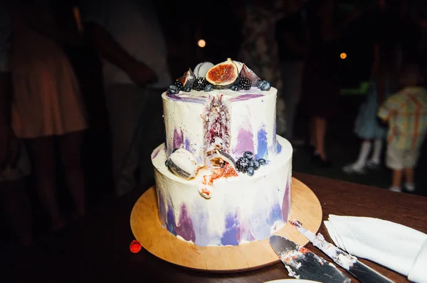 신부 및 신랑 흰색 아름 다운 웨딩 케이크를 잘라 딸기 장식 — 스톡 사진