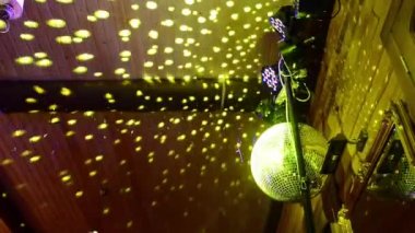 Disko Balosu, aşağıdan manzara, disko topu ışınları, sahne ışığı, ayna topu