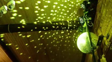 Disko Balosu, aşağıdan manzara, disko topu ışınları, sahne ışığı, ayna topu