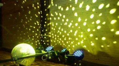 Disko Balosu, aşağıdan manzara, disko topu ışınları, sahne ışığı, ayna topu