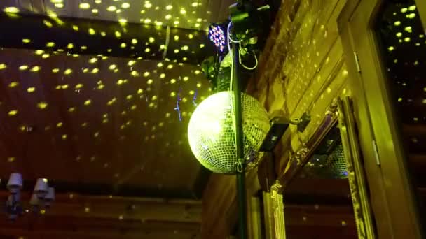 Disco Ball, vista de baixo, das vigas de bola de discoteca, luz de palco, bola de espelho — Vídeo de Stock