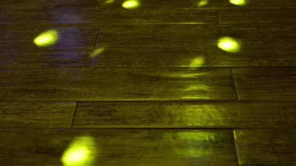 Промені від диско-кулі на дерев'яній підлозі — стокове відео