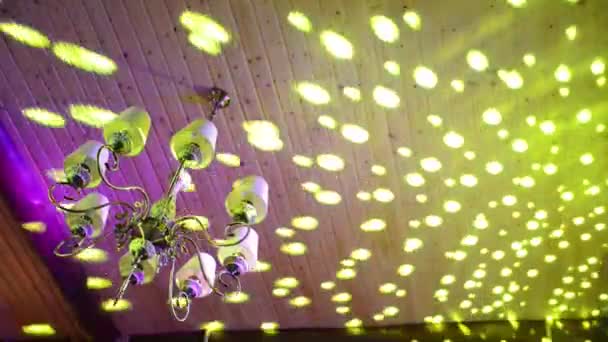 Boule disco, vue d'en bas, depuis les poutres à billes disco, lumière de scène, boule miroir