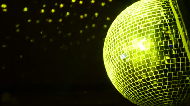 Disco Ball, vista de baixo, das vigas de bola de discoteca, luz de palco, bola de espelho — Vídeo de Stock