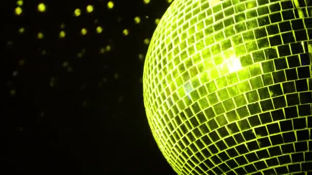 Disco Ball, vista desde abajo, desde las vigas de la bola disco, luz de escenario, bola espejo — Vídeo de stock