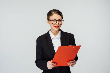 beyaz zemin üzerine tablet ile duran güzel kadın