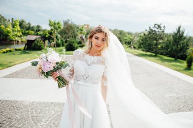 Güzel Gelin Moda düğün doğal arka plan üzerinde elbise. Ormanın içinde güzel bir gelin.