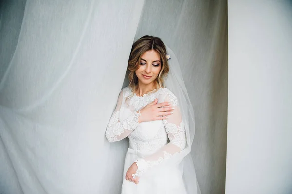 Retrato de belleza de la novia con vestido de novia de moda con plumas con maquillaje de lujo deleite —  Fotos de Stock