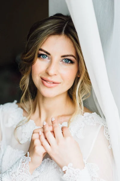 Retrato de belleza de la novia con vestido de novia de moda con plumas con maquillaje de lujo deleite — Foto de Stock