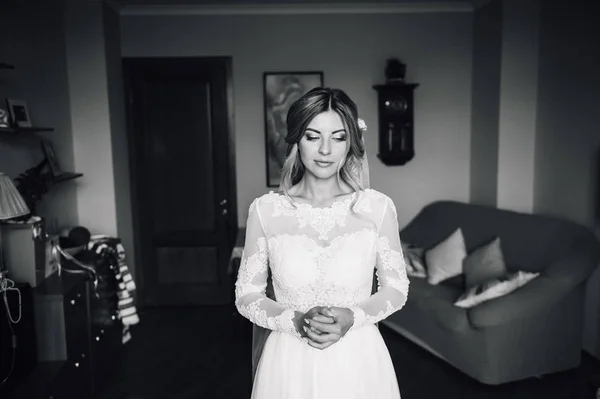 Retrato de belleza de la novia con vestido de novia de moda con plumas con maquillaje de lujo deleite —  Fotos de Stock