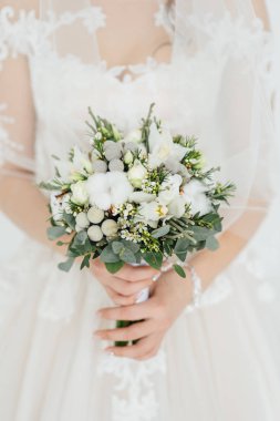 Gelinin elinde güzel buket