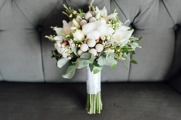 Zimní svatební kytice na šedém pozadí — Stock fotografie