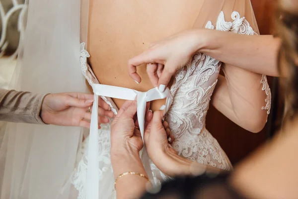 Brautjungfer bereitet Braut für den Hochzeitstag. Hochzeitskonzept — Stockfoto