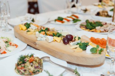 Düğün ya da başka bir yemek organizasyonu için masa hazır.