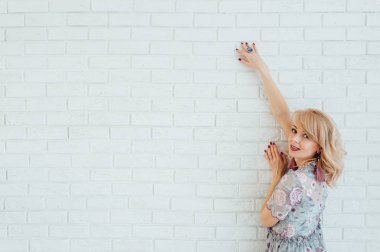 Işık duvarı önünde kalmak ile içinde hafif sarışın mutlu kadın