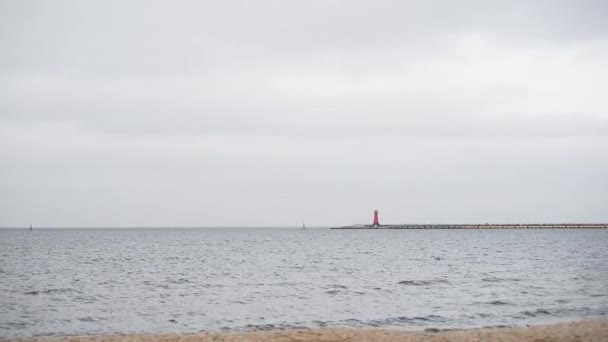 Vista distante do farol no Mar Báltico. ondas médias — Vídeo de Stock