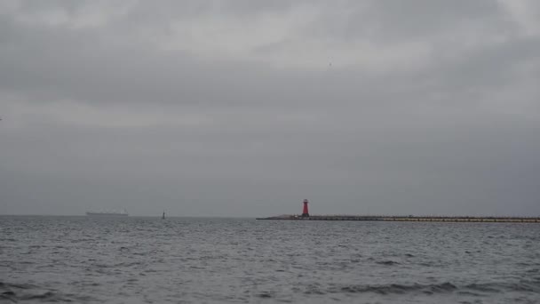 Vista a distanza del faro nel Mar Baltico. onde medie — Video Stock